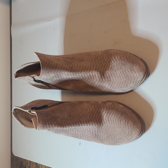 Lucky Brand Shoes - Lucky Brand Brown/Tan soft suede booties 6.5